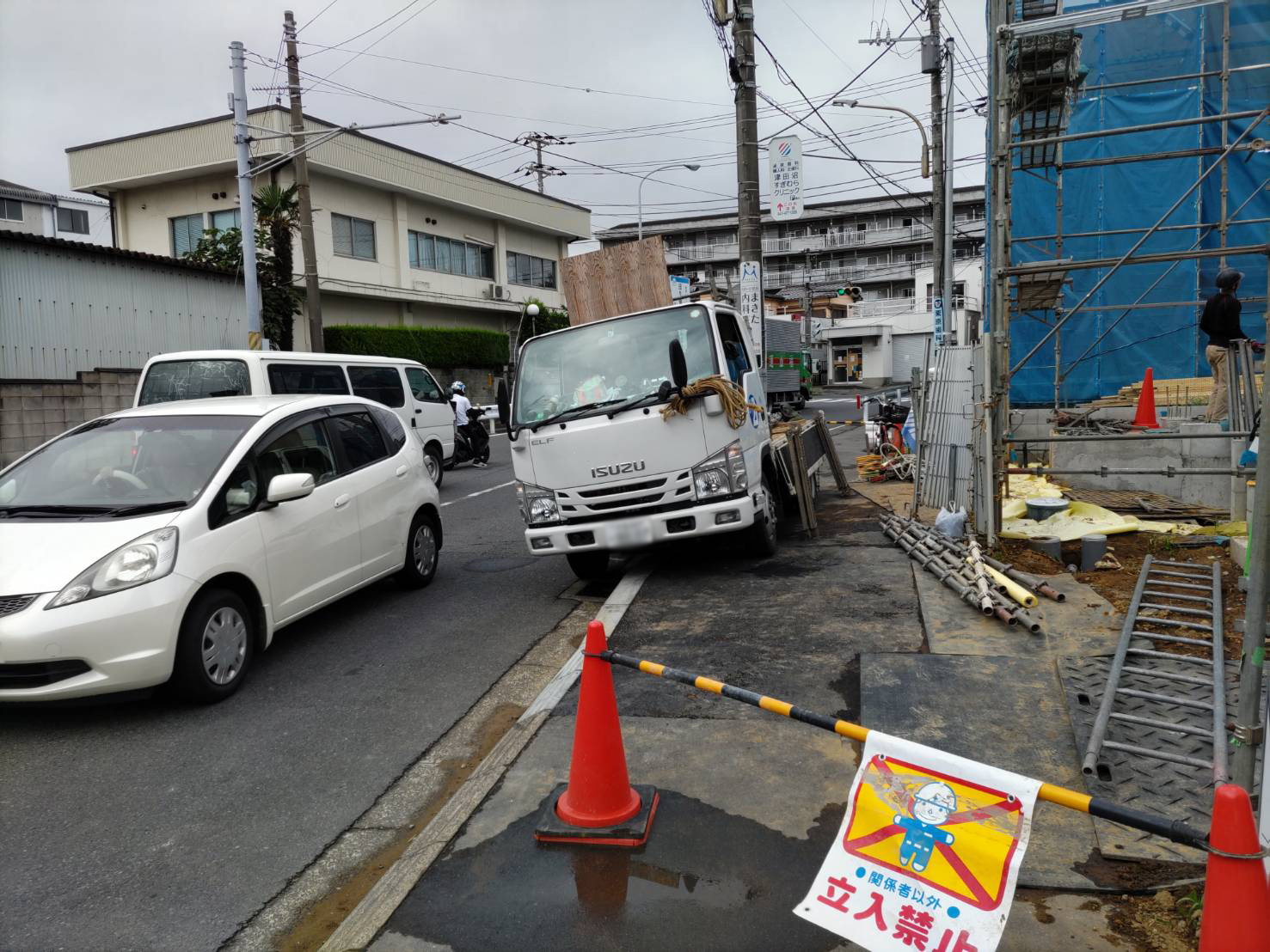 建設現場での足場組、上棟等に伴う歩行者誘導、車両誘導